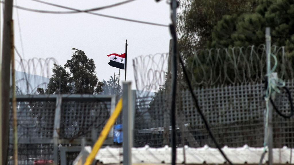 דגל סוריה ב גבול ליד מעבר קוניטרה 