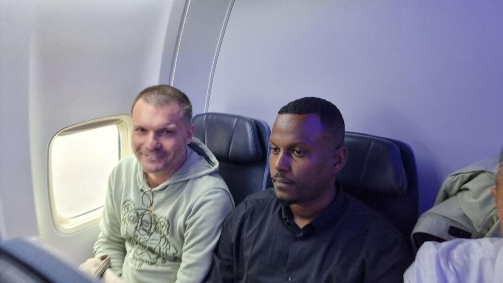 Шай Авиталь в самолете (Фото: Лиран Леви) שי אביטל