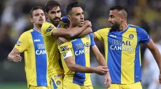 שחקני מכבי תל אביב חוגגים עם ערן זהבי