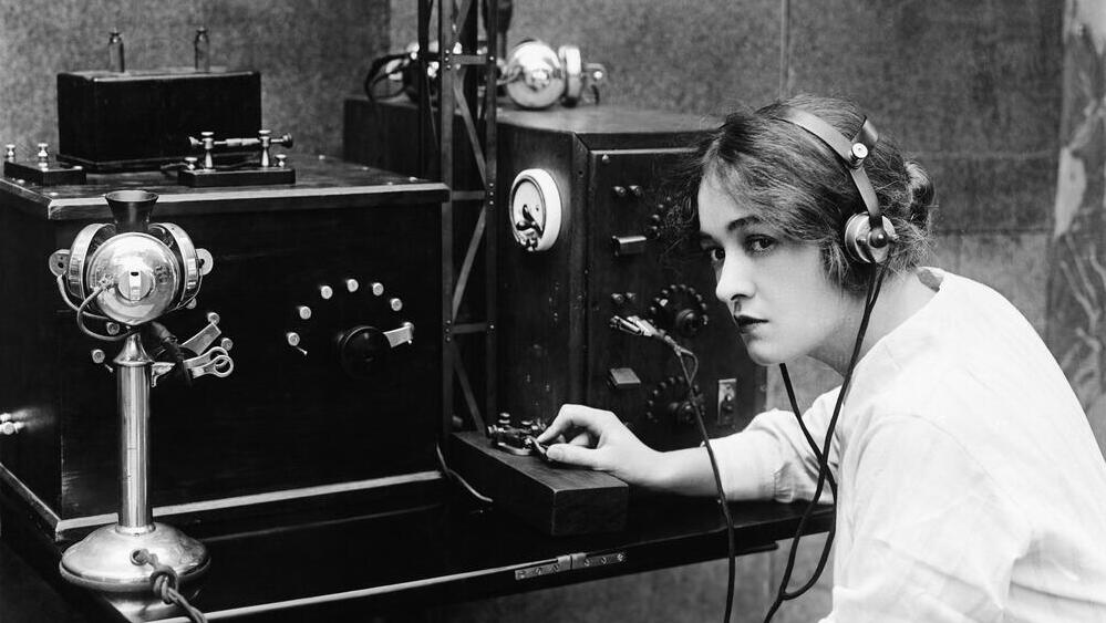 Telegraph operator (Photo: Shutterstock) טלגרף לשליחת טלגרמות טלגרם