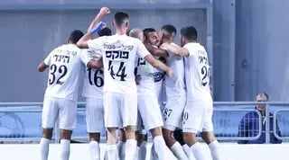 שחקני מכבי פתח תקווה בטירוף