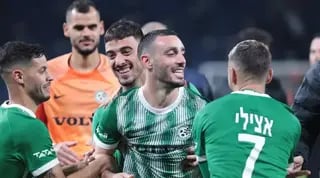 שחקני מכבי חיפה חוגגים עם נטע לביא בסיום