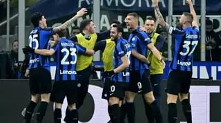 שחקני אינטר חוגגים עם דז'קו