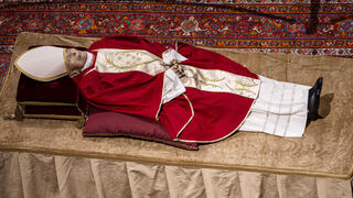 גופת ה אפיפיור לשעבר בנדיקטוס ה-16 מונחת ב ותיקן לקראת הלווייתו