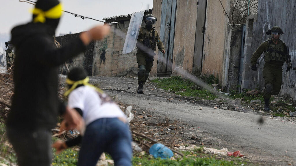 Palestinians clash with Israeli military in West Bank (Photo: AFP) עימותים בכפר קדום