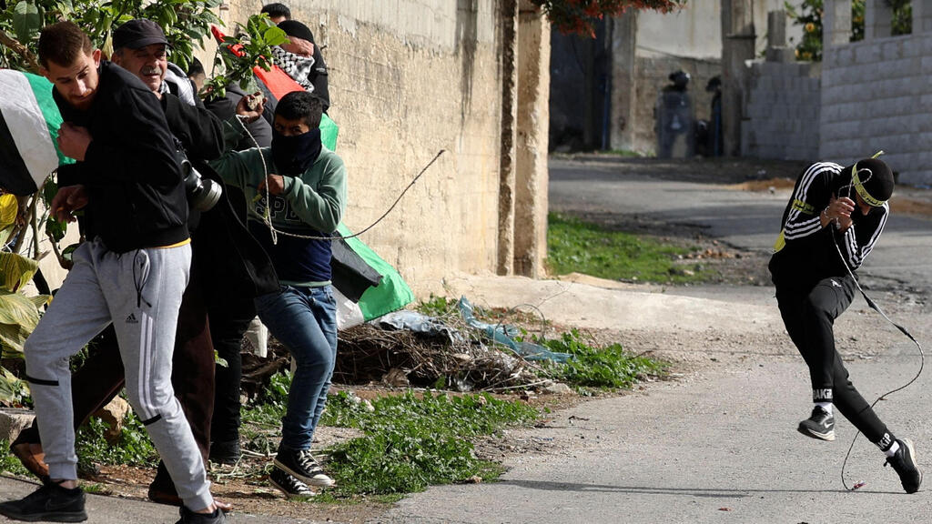 Palestinians clash with Israeli military in West Bank (Photo: AFP) עימותים בכפר קדום