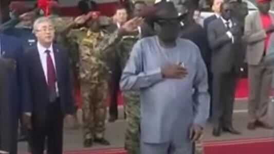 נשיא דרום סודן סלבה קיר משתין על עצמו ב מכנסיים