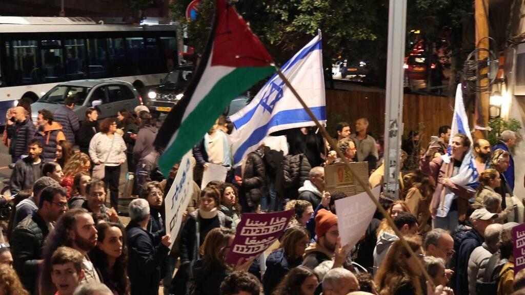 Israeli and Palestinian flag during rally against government in Tel Aviv (Photo: Motti Kimchi ) צעדה יהודית ערבית כנגד הממשלה החדשה בתל אביב