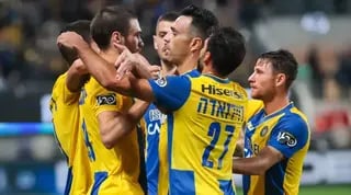 שחקני מכבי תל אביב חוגגים