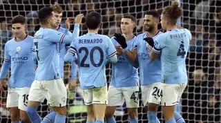 שחקני מנצ'סטר סיטי חוגגים