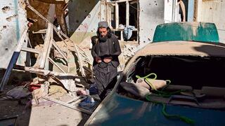 לוחם טאליבן בוחן מבנה וציוד של דאעש שהופגזו באפגניסטן