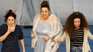 שחקניות מתוך "חליל הקסם", הפקה של האופרה הישראלית בעכו