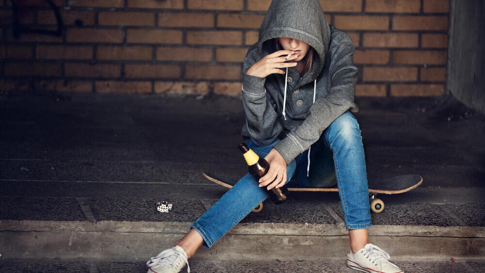 Пьяная девочка (Фото: shutterstock) אלכוהול שתייה התמכרות התמכרויות נוער ילדים