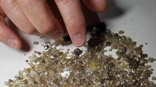 יהלומים שמקורם מאות קילומטרים מתחת לפני כדור הארץ, מהווים כמוסות זמן החושפות כיצד נוצרו, הודות לשילובים ייחודיים של מינרלים הכלואים בתוכם