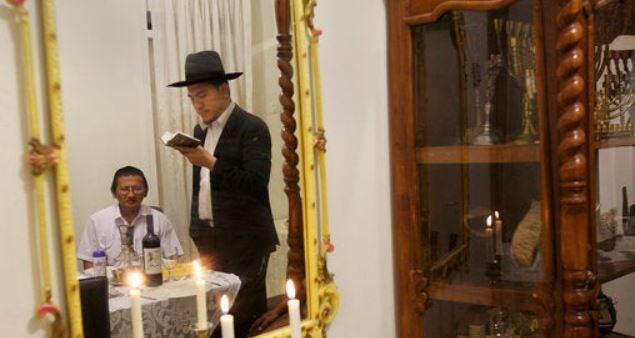 Jews practicing their faith in Indonesia (Photo: nyt.com) Jews practicing their faith in Indonesia