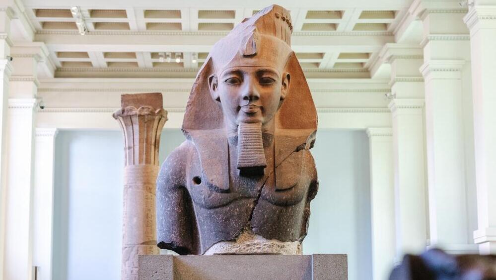 פסלו של רעמסס השני במוזיאון הבריטי שבלונדון, שהיווה השראה לסונטה "אוזימנדיאס"