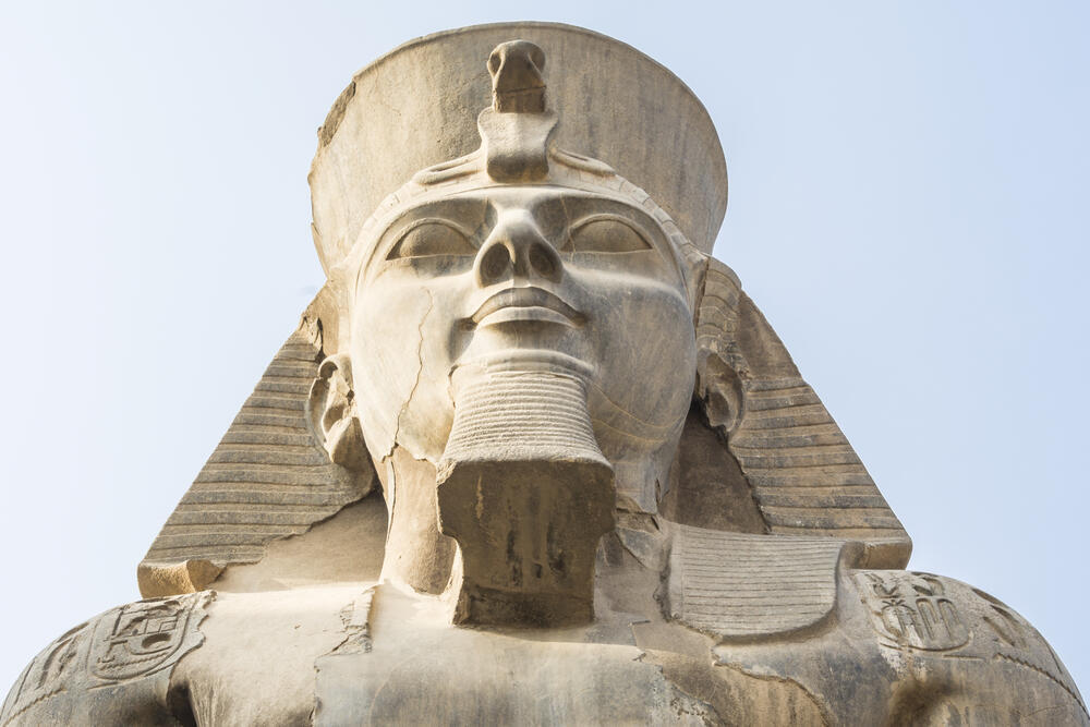 פסלו של רעמסס השני בלוקסור שבמצרים