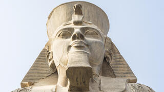 פסלו של רעמסס השני בלוקסור שבמצרים