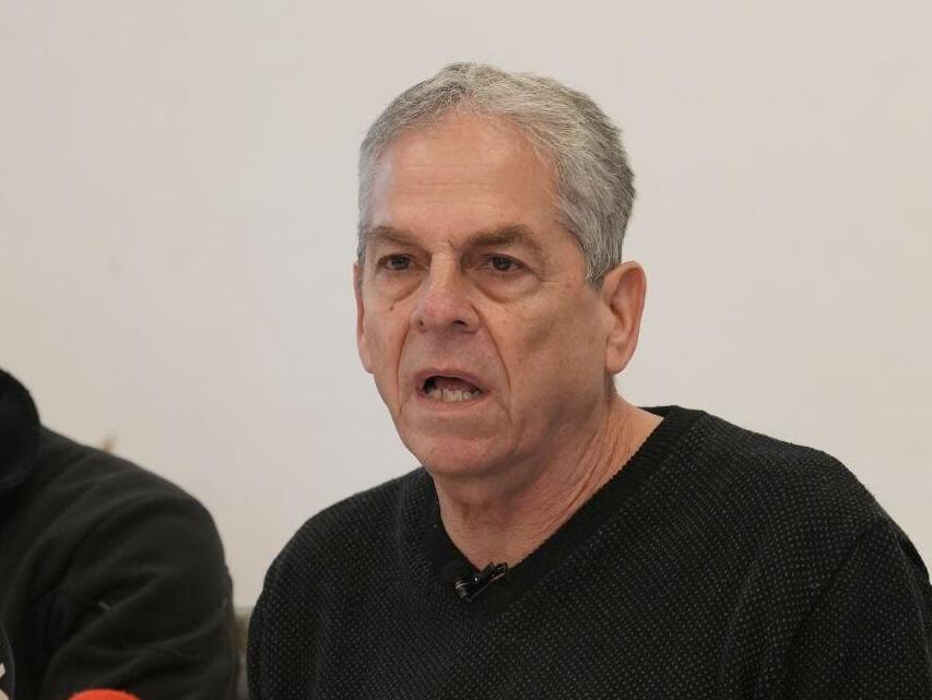 גיורא זלץ ראש המועצה האזורית גליל עליון מסיבת עיתונאים בכפר בלום בעקבות מותם של שלושת הנערים בתאונת דרכים