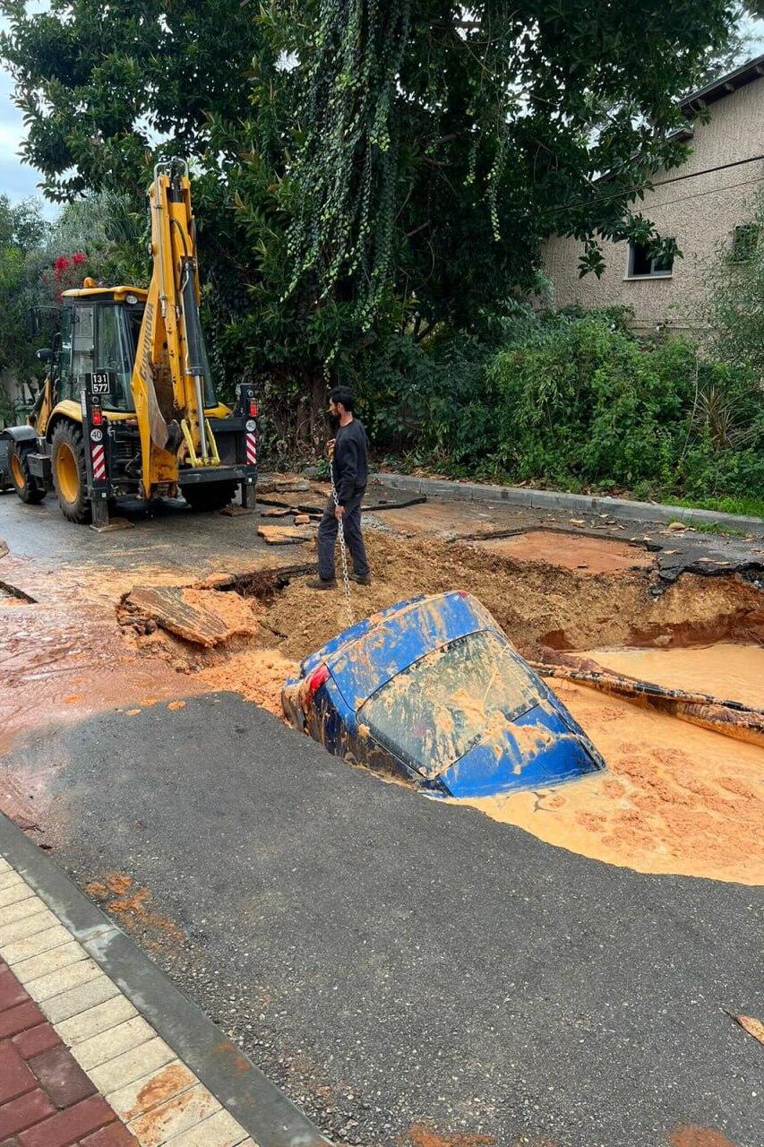 הבולען שנפער בהוד השרון