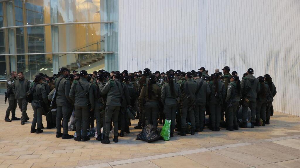 היערכות כוחות מג"ב בכיכר הבימה בתל אביב לקראת ההפגנה נגד ההפיכה המשטרית