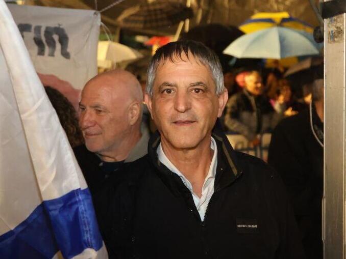 אבי חימי בהפגנה נגד המהפכה המשפטית בתל אביב
