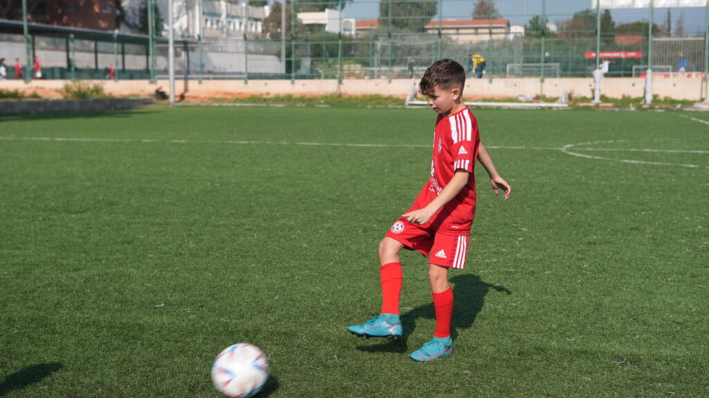 ענבר פאר (12.5) משחק מגיל 5, קשר ימני במועדון לב השרון נפגש עם עומרי גנדלמן, שחקן מכבי נתניה  