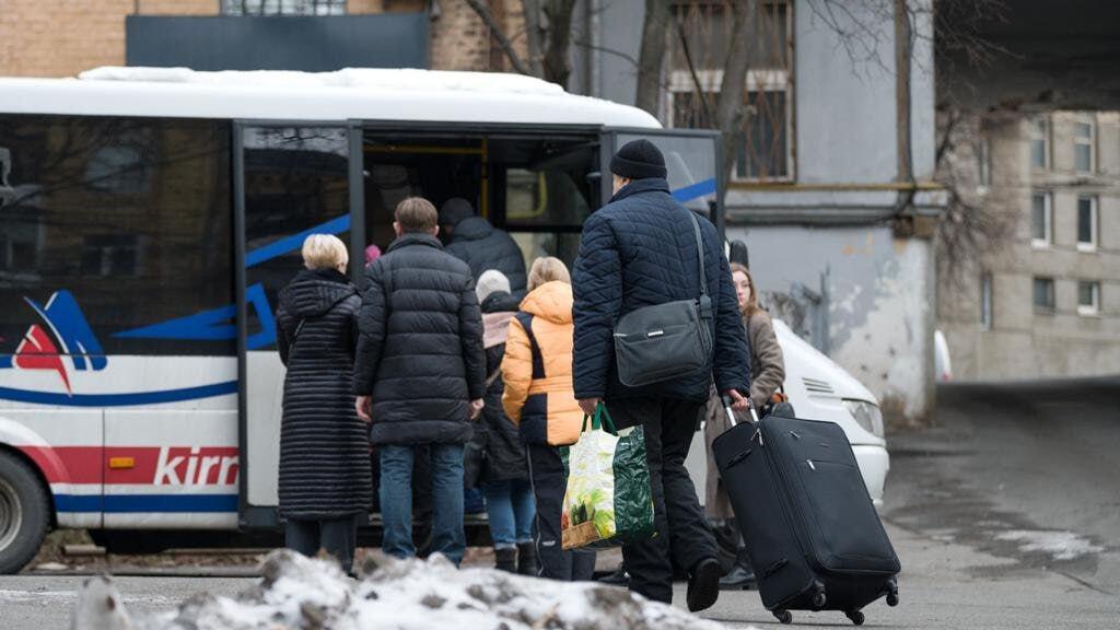 זקני הקהילה היהודית עולים לאוטובוס