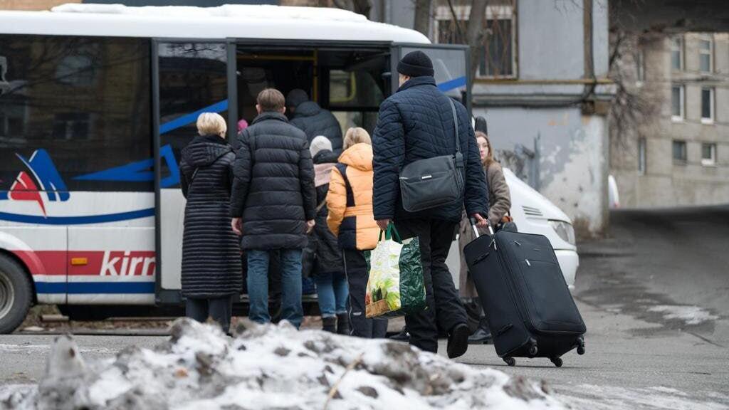 זקני הקהילה היהודית עולים לאוטובוס