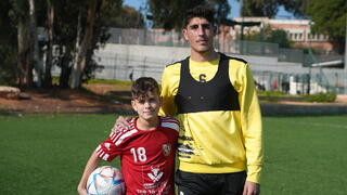 ענבר פאר (12.5) משחק מגיל 5, קשר ימני במועדון לב השרון נפגש עם עומרי גנדלמן, שחקן מכבי נתניה  