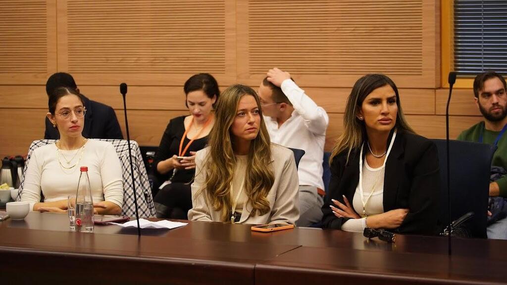 Блогер Эйнав Бублиль на заседании кнессета по поводу кесарева сечения по-французски (Фото: пресс-служба кнессета) עינב בובליל בכנסת קיסרי צרפתי