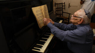 שלמה (מרגוליס) מרגליות, ניצול שואה בן 100, מול הפסנתר שיוצג בבונדסטאג הגרמני