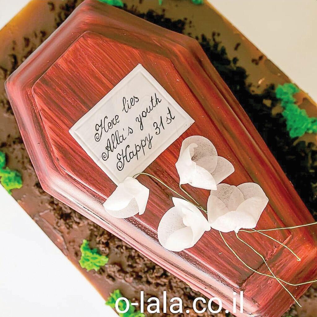 "Здесь покоится юность Аллы" (Фото: личный альбом) עוגת ארון קבורה שהכינה אולה ארד