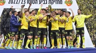 שחקני מכבי נתניה חוגגים עם גביע הטוטו