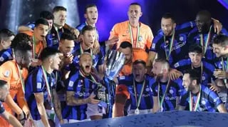 שחקני אינטר חוגגים את הזכייה בסופר קאפ