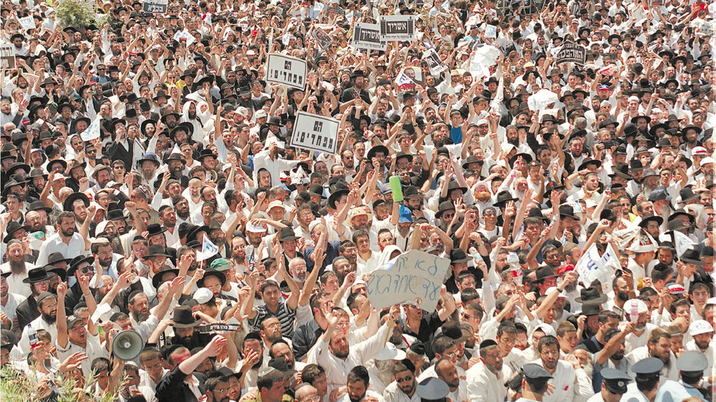 תומכי דרעי במפגן מול הכלא לפני כניסתו, ספטמבר 2000 