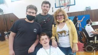 שחקן הבוצ'יה ניקיטה פרוקופנקו עם משפחתו