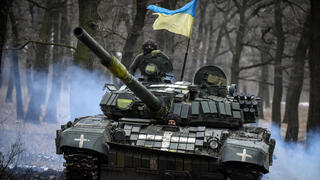 טנק אוקראיני מסוג T-72 מנווט בין עצים באזור דונייצק ב מזרח אוקראינה מלחמה מול רוסיה