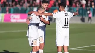 אמיר עגייב חוגג עם חבריו