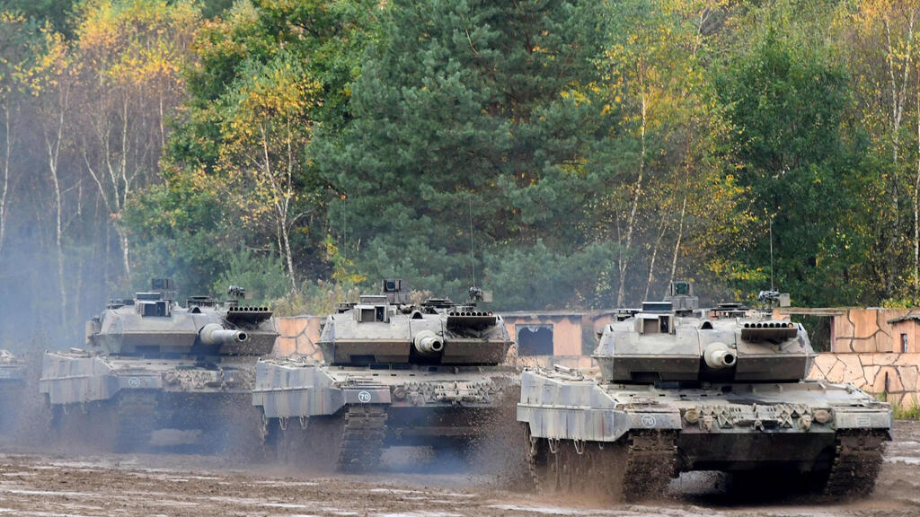 טנק טנקים מדגם לאופרד מתוצרת גרמנית בתרגיל ב גרמניה אוקטובר 2022