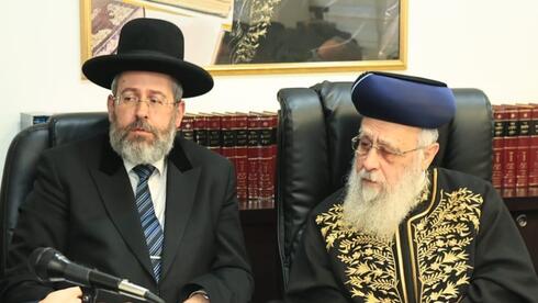 הרבנים הראשיים לצד השר לשירותי דת, מיכאל מלכיאלי