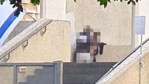 גבר ואישה מקיימים יחסי מין מחוץ לבית הכנסת הגדול באלנבי