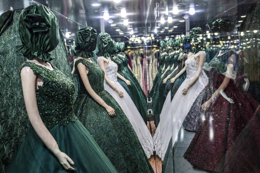 אפגניסטן טליבאן בובות ראווה מכוסות חלונות חנויות בגדים