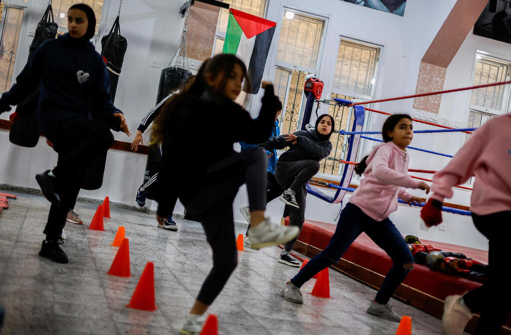 Girls train in Gaza's boxing club 