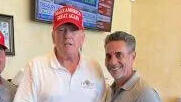 שיא ארה"ב לשעבר דונלד טראמפ עם פושע לשעבר בשם ג'וזף "סקיני ג'ואי" מרלינו (ימין) במגרש גולף ב פלורידה 