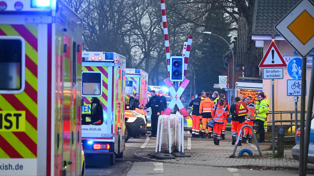 גרמניה כוחות הצלה ב תחנת רכבת ברוקשטדט מתקפת דקירות 2 נרצחו