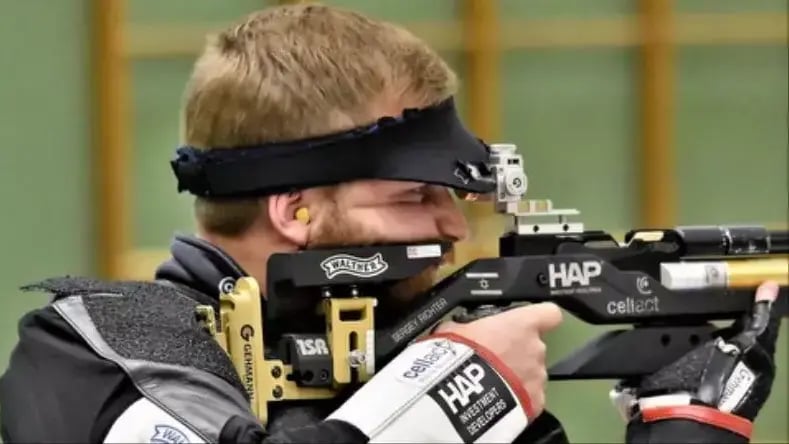 Сергей и его винтовка (Фото: Eckhard Frerichs) Сергей и его винтовка