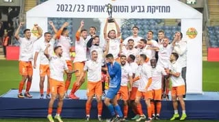 הפועל ראשון לציון מניפה את הגביע