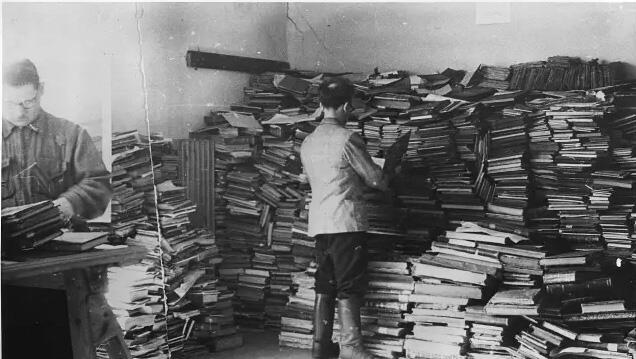 יהודים ממיינים ספרים, וילנה 1942. אנשי הרוח סיכנו את חייהם למען הכתבים