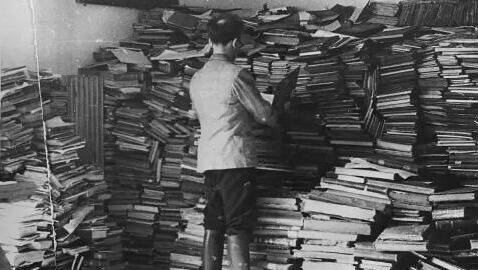 יהודים ממיינים ספרים, וילנה 1942. אנשי הרוח סיכנו את חייהם למען הכתבים